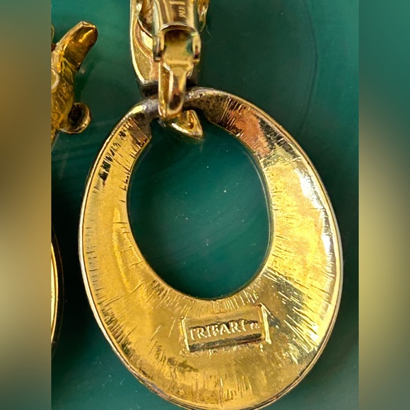 Vintage TRIFARI Dangle Clip On Earrings Black Enamel and Gold Tone. - Picture 4 of 8